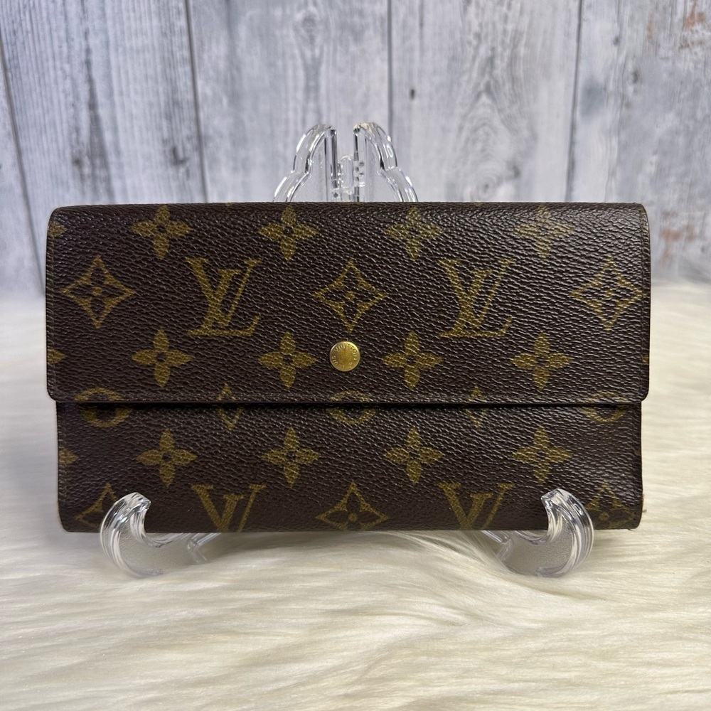 LOUIS VUITTON long passport wallet in monogram